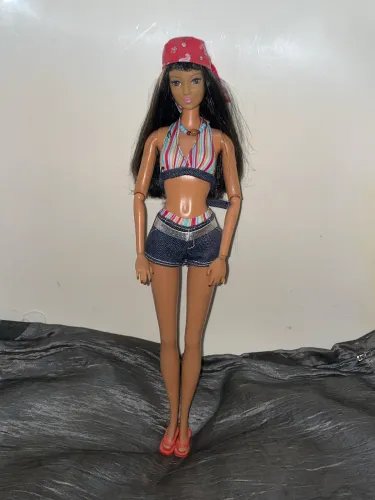 Boneca Barbie Léa cali girl mattel articulada 