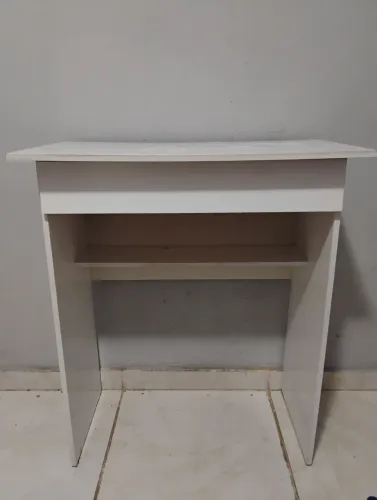 Mesa de Escritório Branca com Prateleira