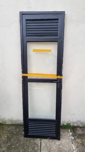 Porta de giro 68x2,15 com veneziana