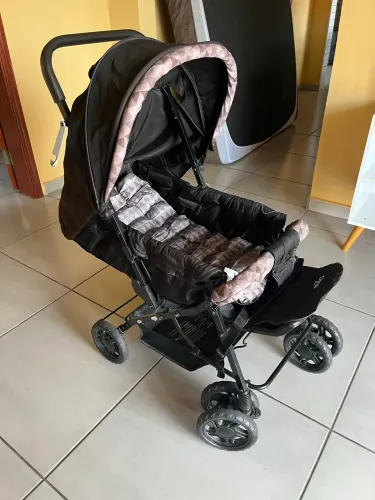 Carrinho de bebê preto ótimo estado