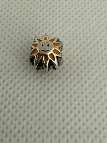 Charm da Pandora "Smiling Sun" (Sol Sorridente) em prata de lei com esmalte amarelo.