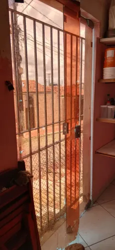 Porta de vidro + portão de ferro 
