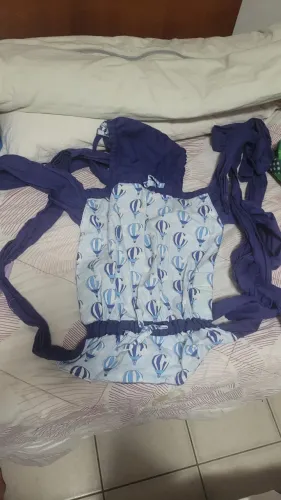 Sling carregado de bebê menino