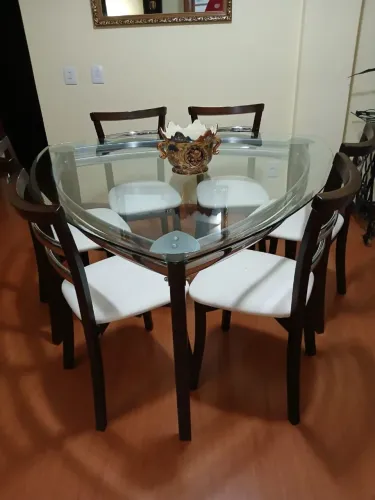 Mesa Triangular seis cadeiras