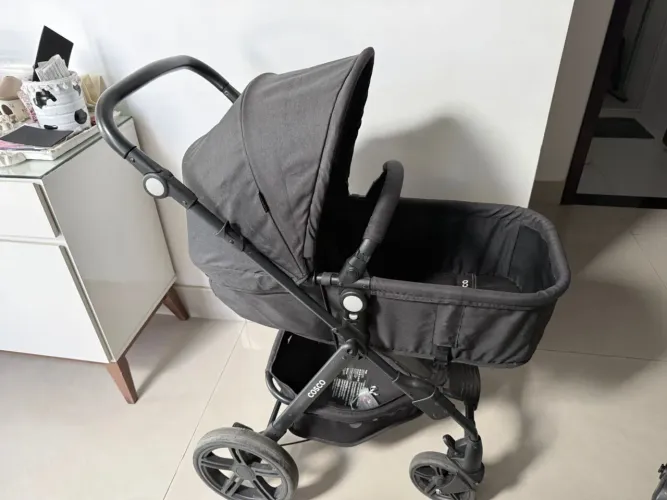 Carrinho de bebê com Moisés , bebê conforto e base para carro Cosco Poppy