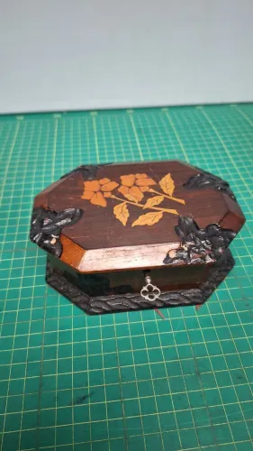 Caixinha porta-joias marchetaria com chave