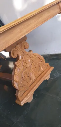 Mesa em madeira com 8 cadeiras