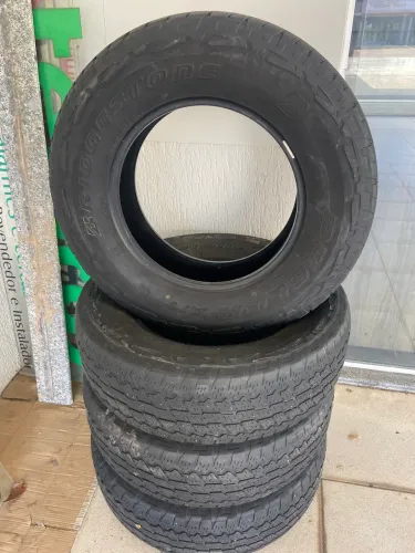 4 Pneus Bridgestone meia vida aro 17