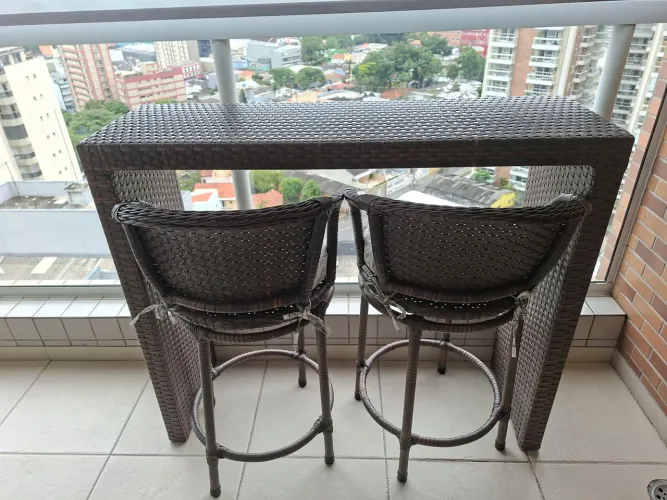 Aparador com banquetas giratórias