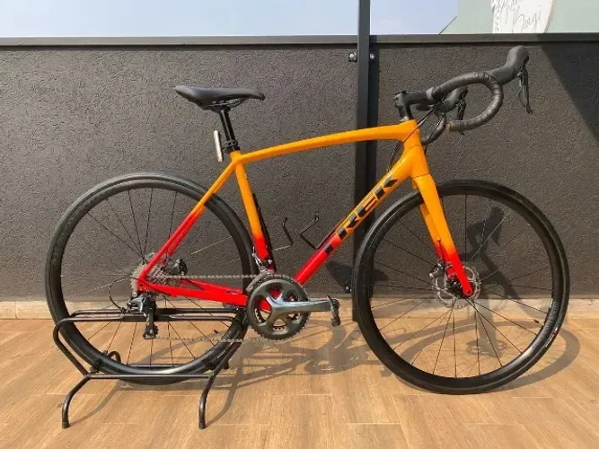 BIKE TREK ÉMONDA ALR4 + CAPACETE BONTRAGER + BRETELLES E JERSEYS