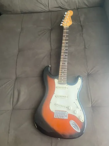 Guitarra com marcas de uso sem as corda!! Não consigo entrega!!!