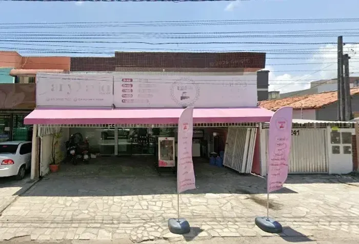 Vendo Prédio com 2 lojas térreas e apartamento em cima c/ 3 Qtos (1 Suíte) a 400m da Praia