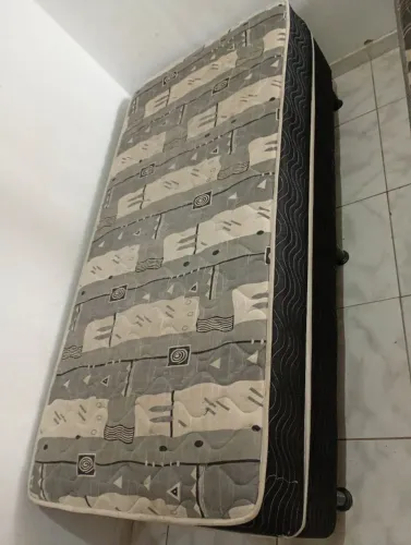 2 camas solteiros . Uma delas é mola ensacada 250,00 BUscar Hoje !