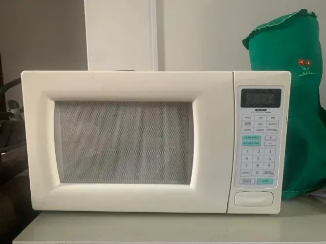 Forno Microondas CCE Branco usado.