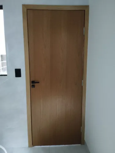 Vende-se porte nova com batente completo