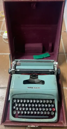 Maquina de escrever olivetti lettera 82