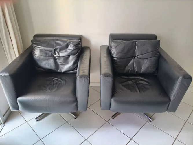 Duas Poltronas Giratórias em Corino - Conjunto