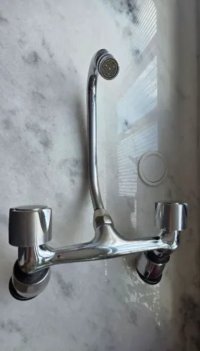 Torneira de parede com misturador água quente e fria