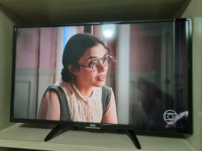 TV LED  AOC  32"   com controle remoto.