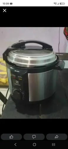 Panela de pressão elétrica usada apenas e vezes.