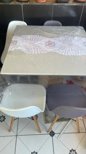 Mesa e cadeiras 