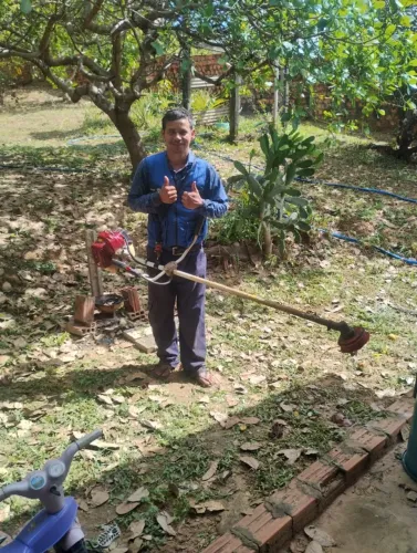 trabalho com rocadeira..limpeza de area com rocadeira..terrenos e areas industriais.