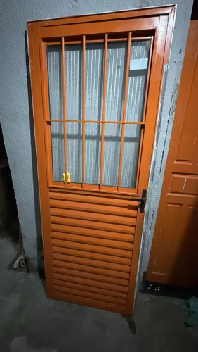Porta de alumínio com grade