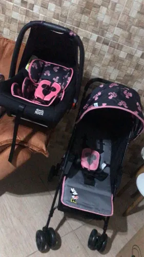 Carrinho de bebê e bebê conforto minnie