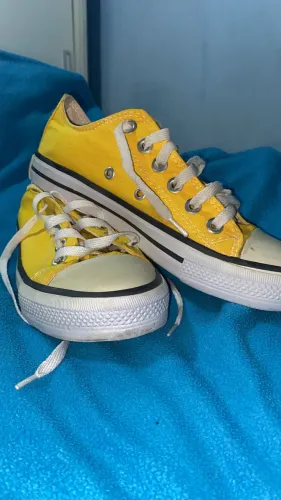 Vendo tênis all star converse amarelo .