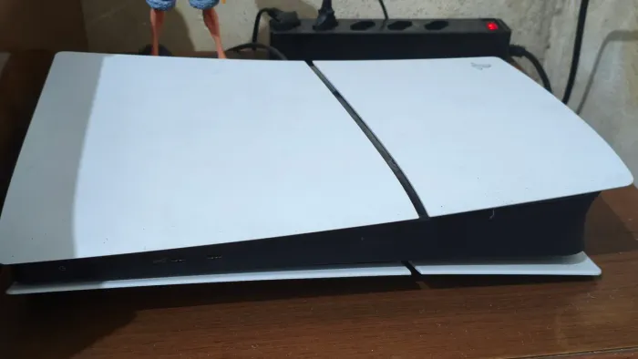 PS5 SLIM com 2 controles e ps plus