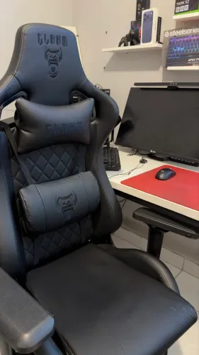 cadeira gamer e monitor