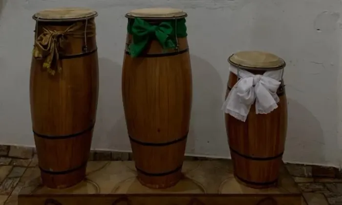 Vende-se kit de 3 atabaque e o suporte, semi novos.
