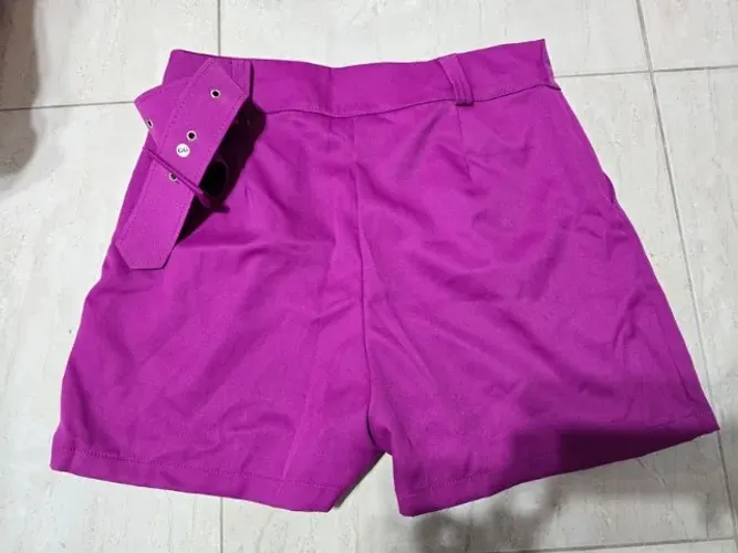 shorts roxo com detalhe de cinto - gg