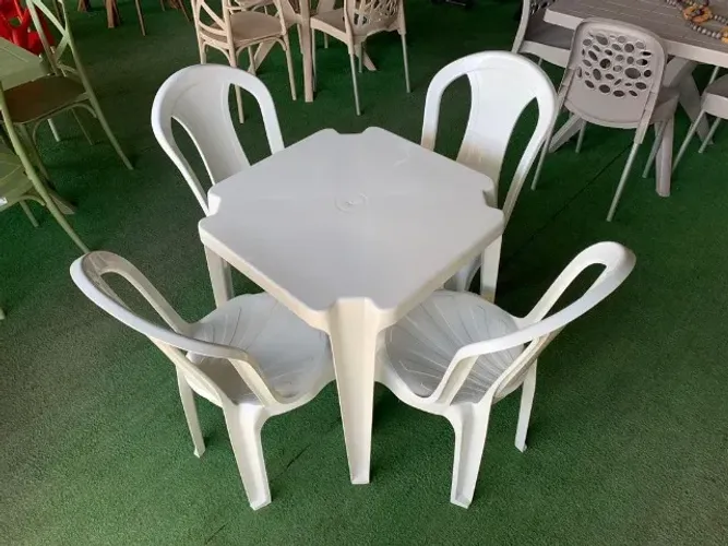 Jogo de Mesa e Cadeira Plástica - NOVA