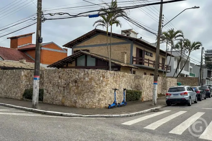 Casa comercial ampla em Itaguaçu, ideal para seu negócio prosperar