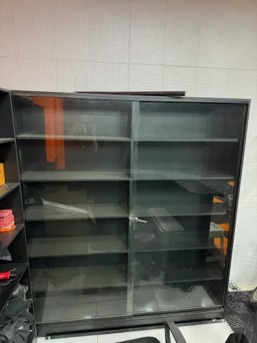 Expositor em MDF com portas de vidro