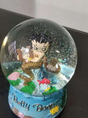 Globo de neve com Betty Boop sereia