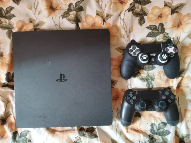 PS4 SLIM 1TB (341 JOGOS DIGITAIS)