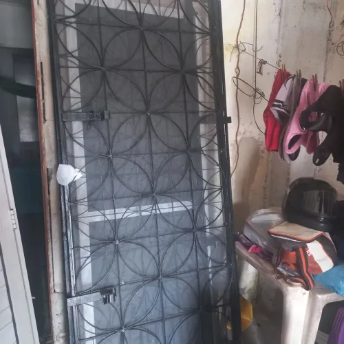 Portão de ferro com tela antes mosquitos 