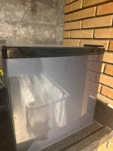 Frigobar Midea 45L litros Exelente