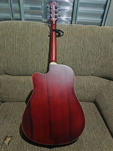 Violão seminovo.