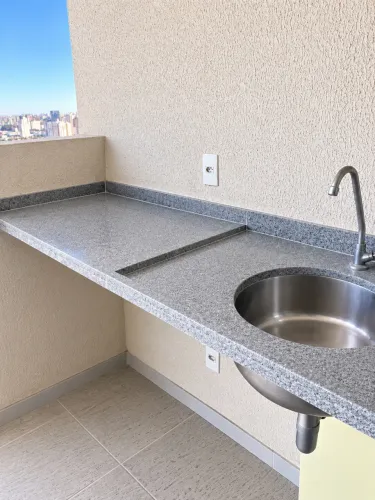 Bancada de Granito com Cuba Inox e Torneira