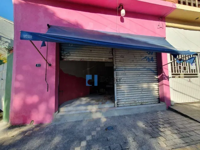 Excelente salão comercial com 20m², próximo a Av. Min. Petrônio Portela, oferecendo o cená