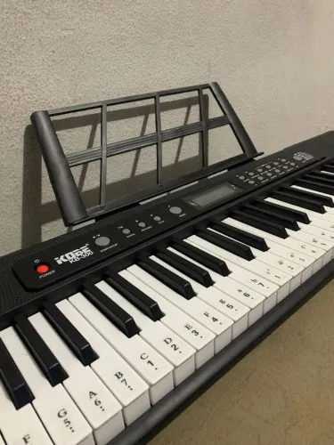 Teclado Kobe KB-300 - 61 teclas sensitivas + pedal sustain
