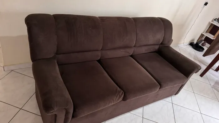 Vendo sofá de 3 lugares na cor marrom