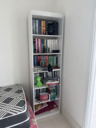 Estante branca nova na caixa 