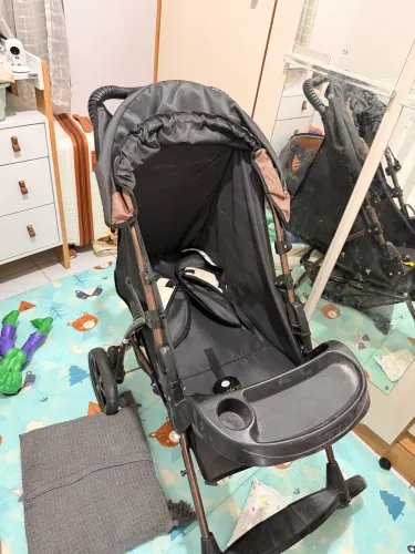 Carrinho de bebê e bebê conforto