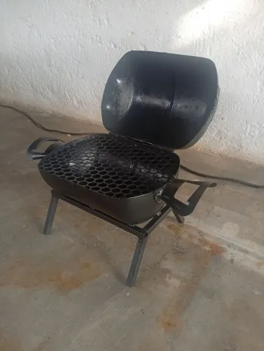 CHURRASQUEIRA PORTÁTIL A CARVÃO