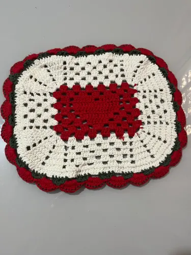 Sousplat Retangular em Crochê Vermelho com Detalhe de Coração
