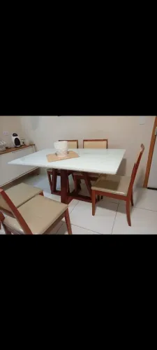 Mesa com os pés de madeira maciça laquiada com tinta automotiva , base de vidro.